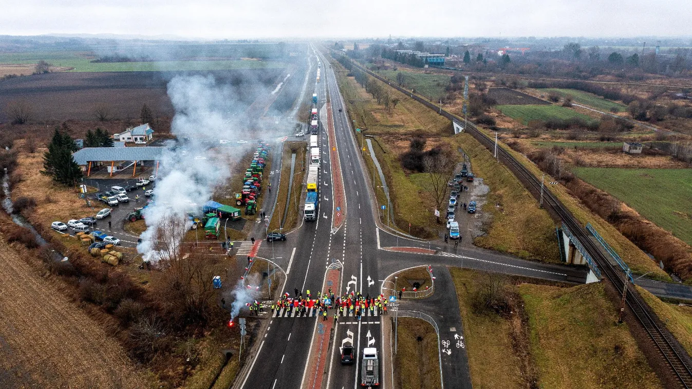 A lengyel gazdák eltorlaszolták az összes lengyel-ukrán határátkelőt