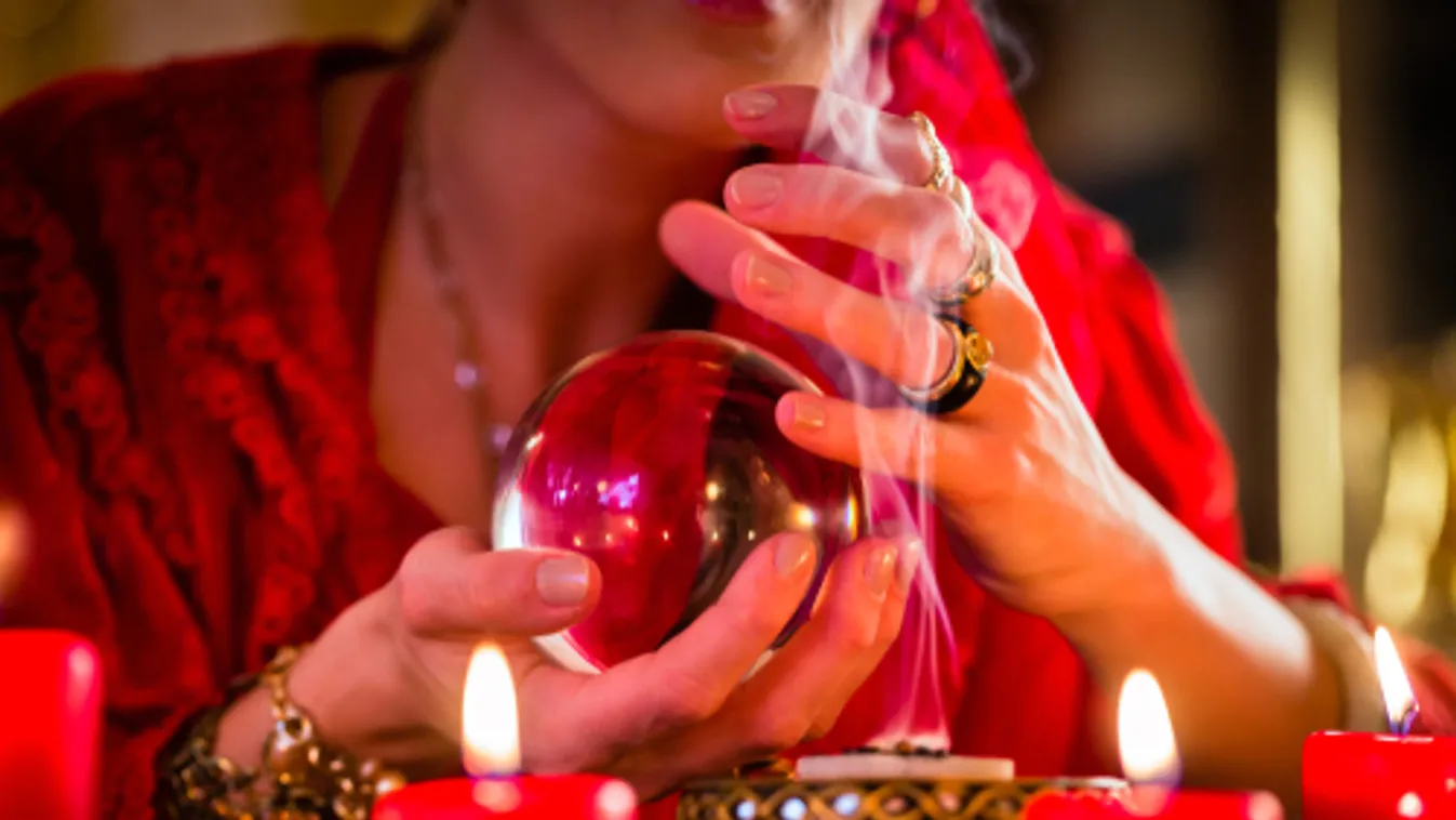 Többeket megkárosított egy magát ördögűzőnek, halottlátónak kiadó nő