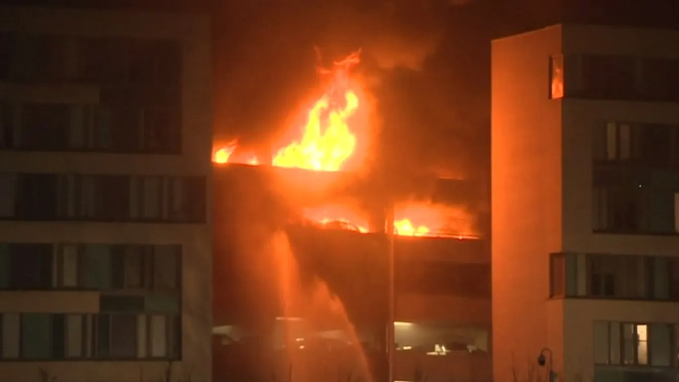 Több száz autó lángolt