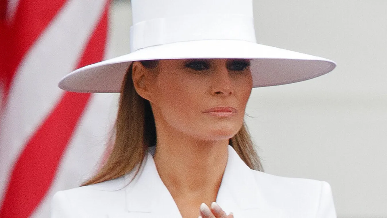 250 ezer dollárról indul a licit Melania Trump kalapjáért