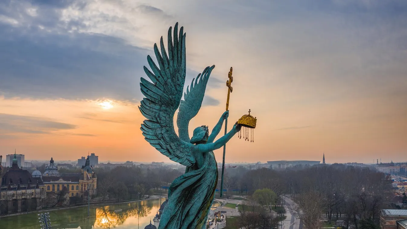 Több mint 120 év után először emelik le és restaurálják teljes körűen a Hősök tere arkangyalát