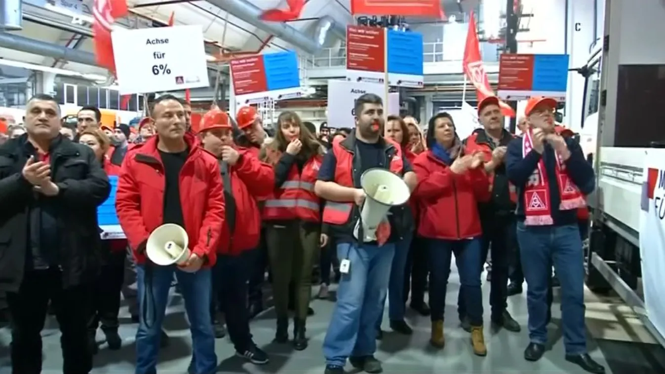 Ezrek sztrájkoltak a tömeges leépítés ellen