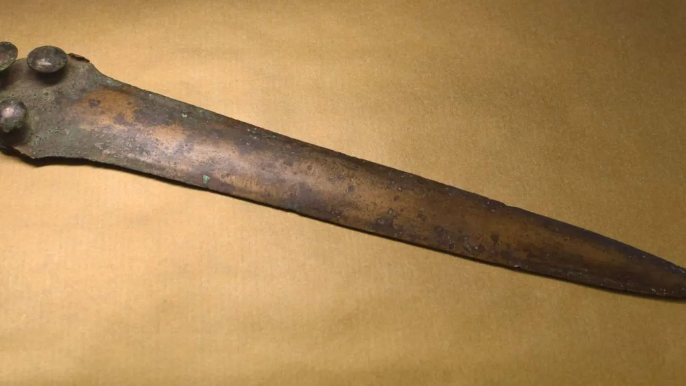 Bronzkori kardot találtak a leapadt Vág folyóban