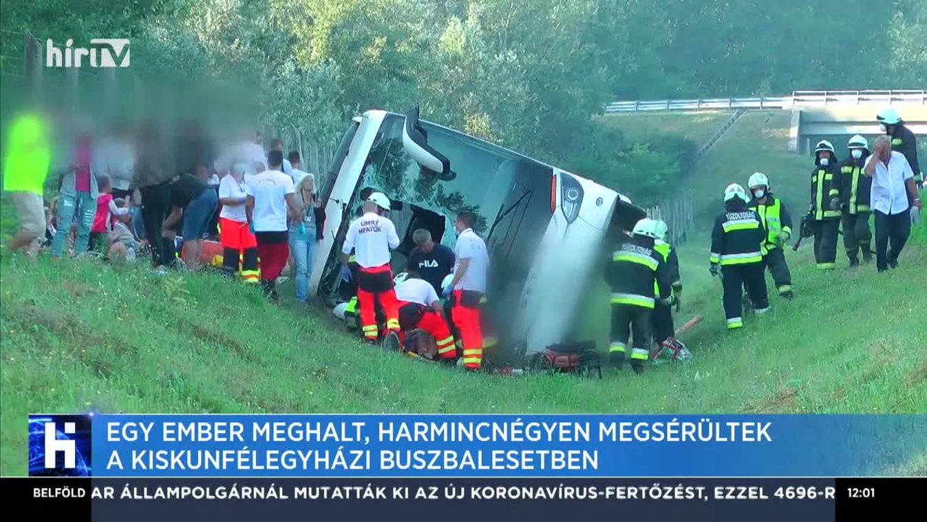 Felborult egy lengyel turistabusz az M5-ösön, egy halott és 34 sérült