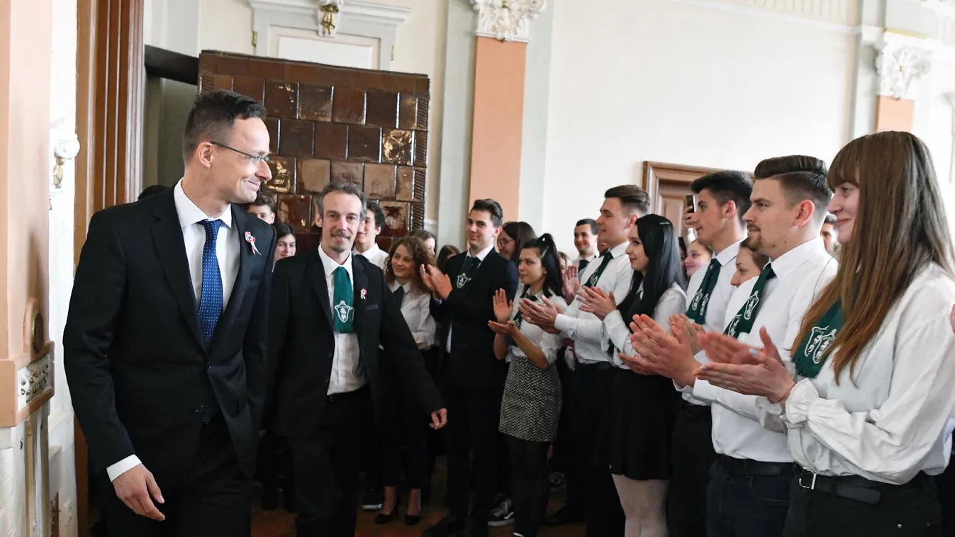 Szijjártó: Hitéhez ragaszkodó közösségként van jövője a magyarságnak