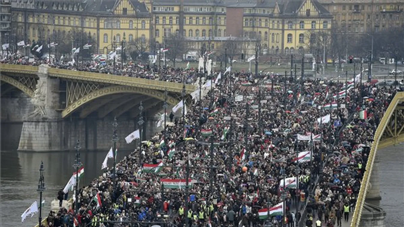 Százezresre dagadt a békemenet, mire a Kossuth térre ért