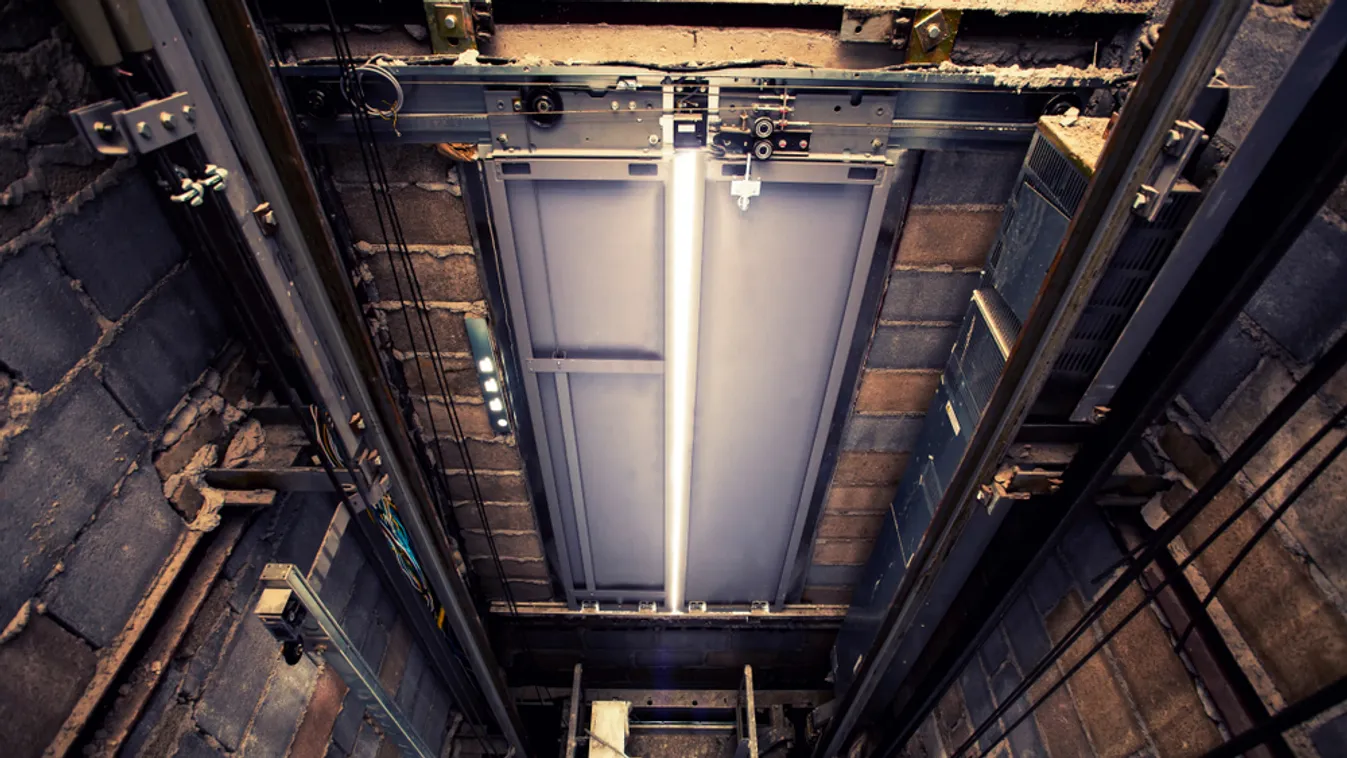 Parkolónak nézte a liftaknát