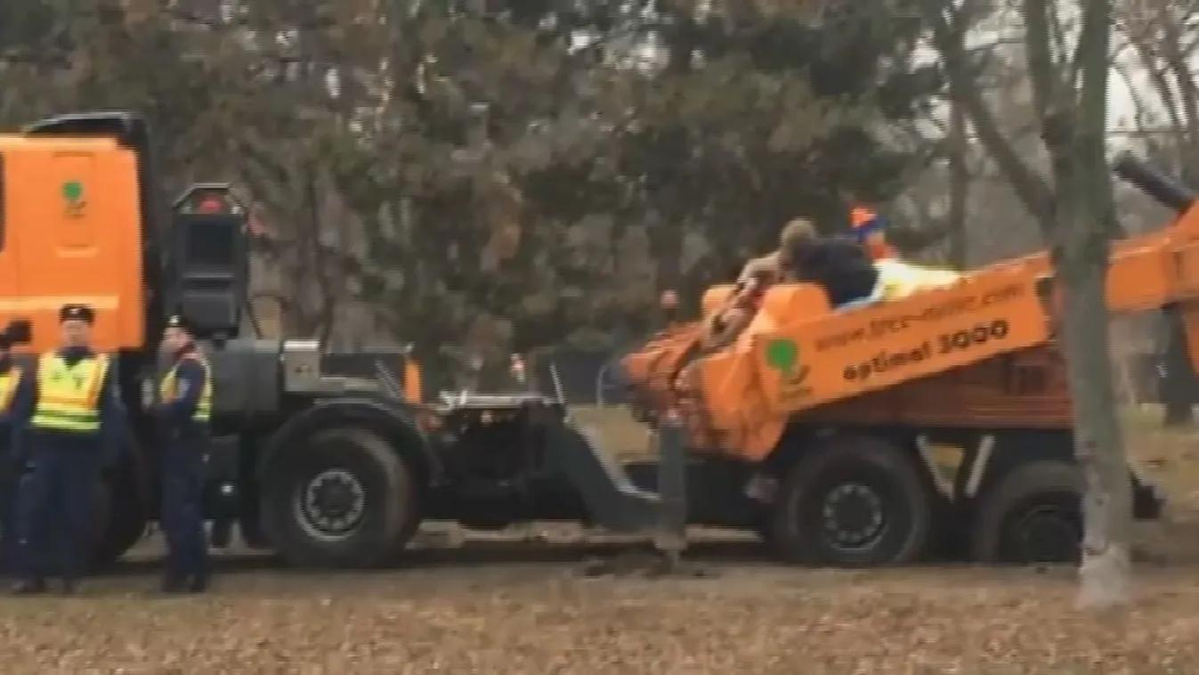 Munkagépekhez láncolták oda magukat a ligetvédők