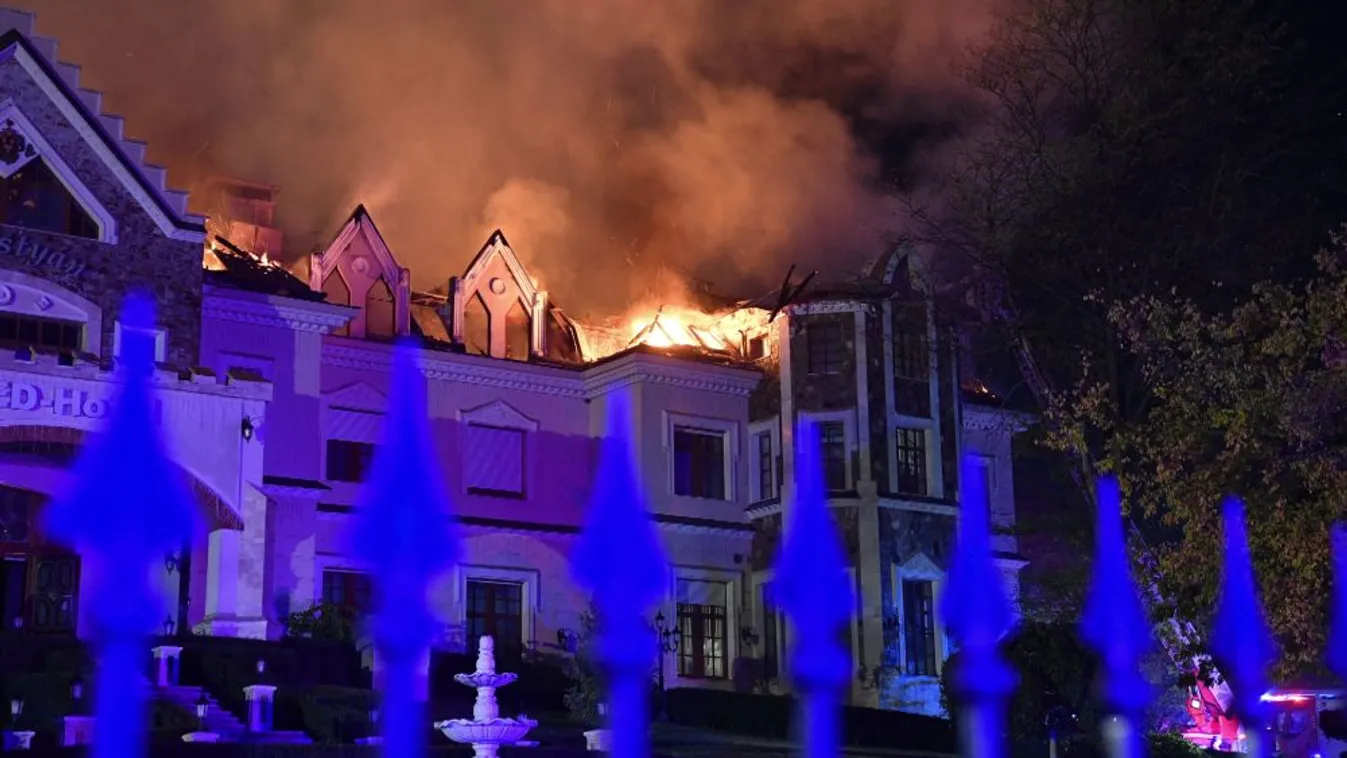 Kigyulladt a Borostyán Med Hotel tetőszerkezete