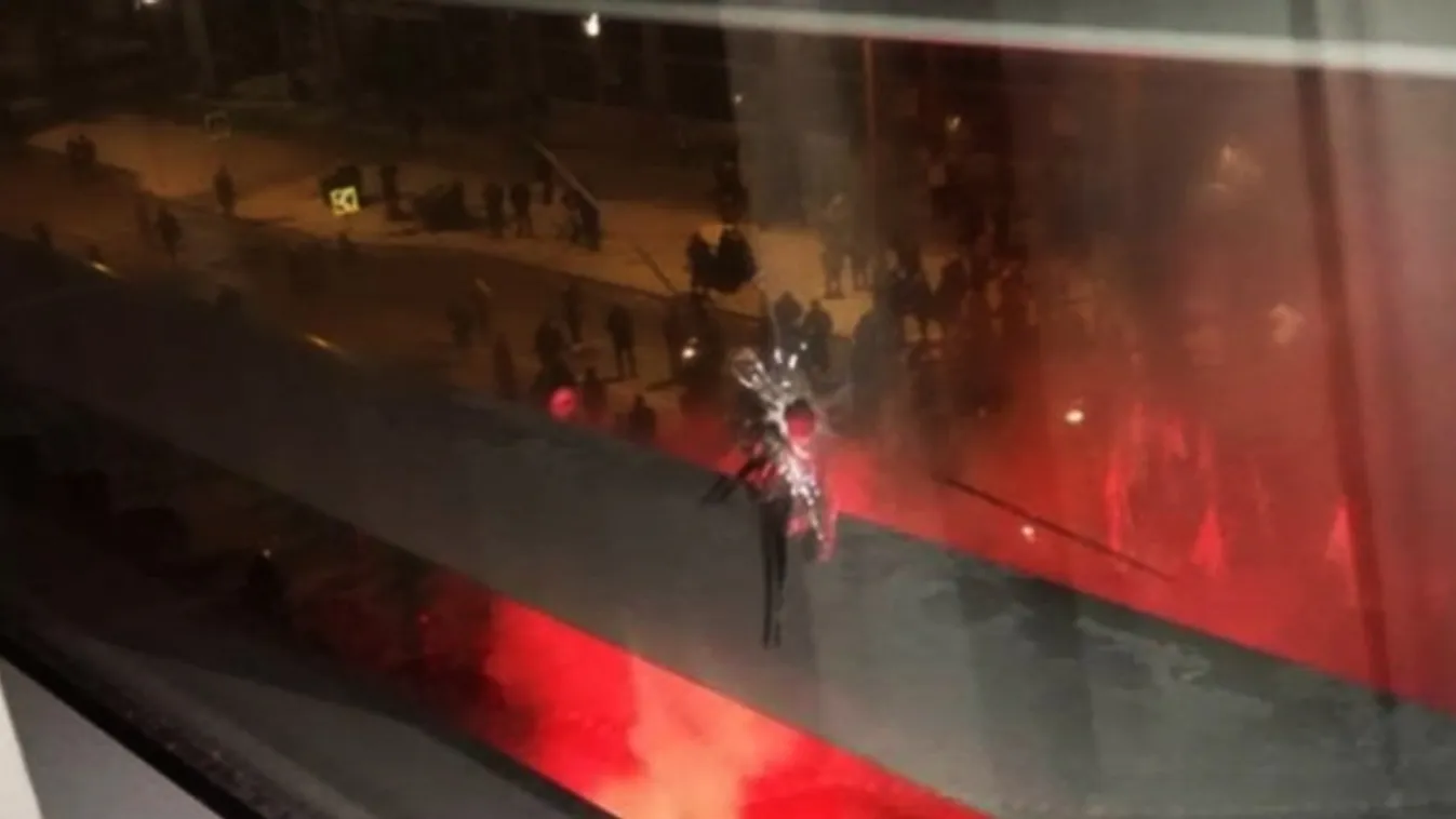 Acélgolyóval lőhették be a köztévé ablakát