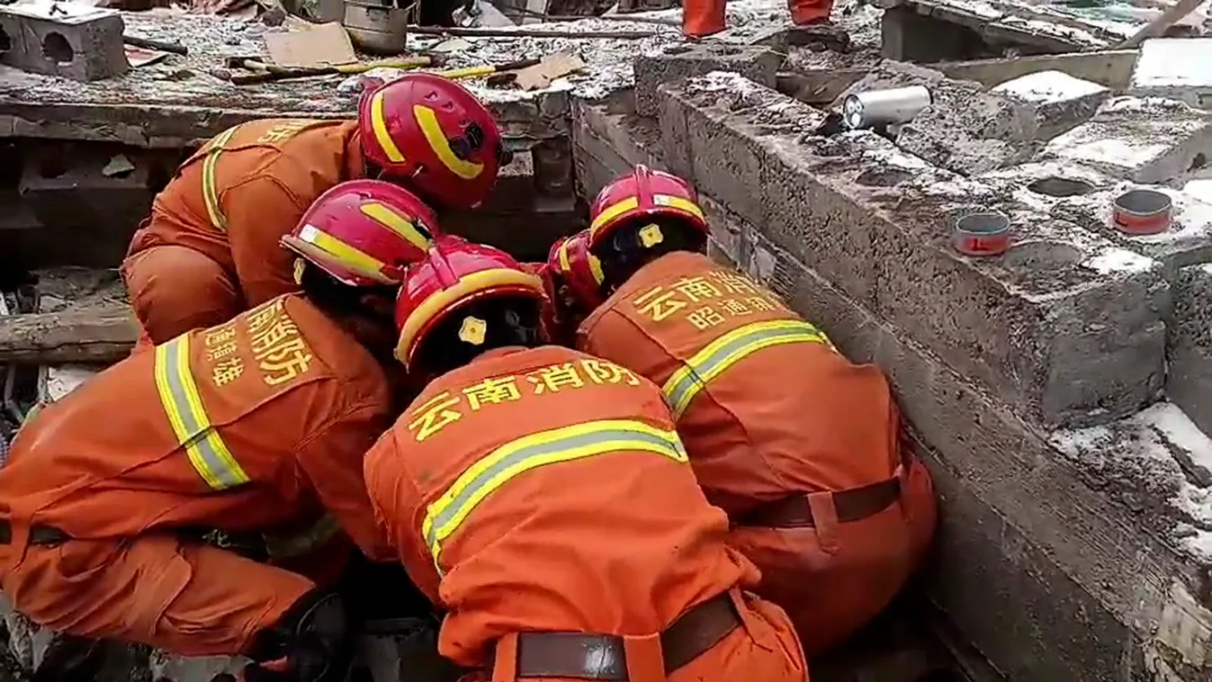 Több tucat embert temetett maga alá egy földcsuszamlás Kínában