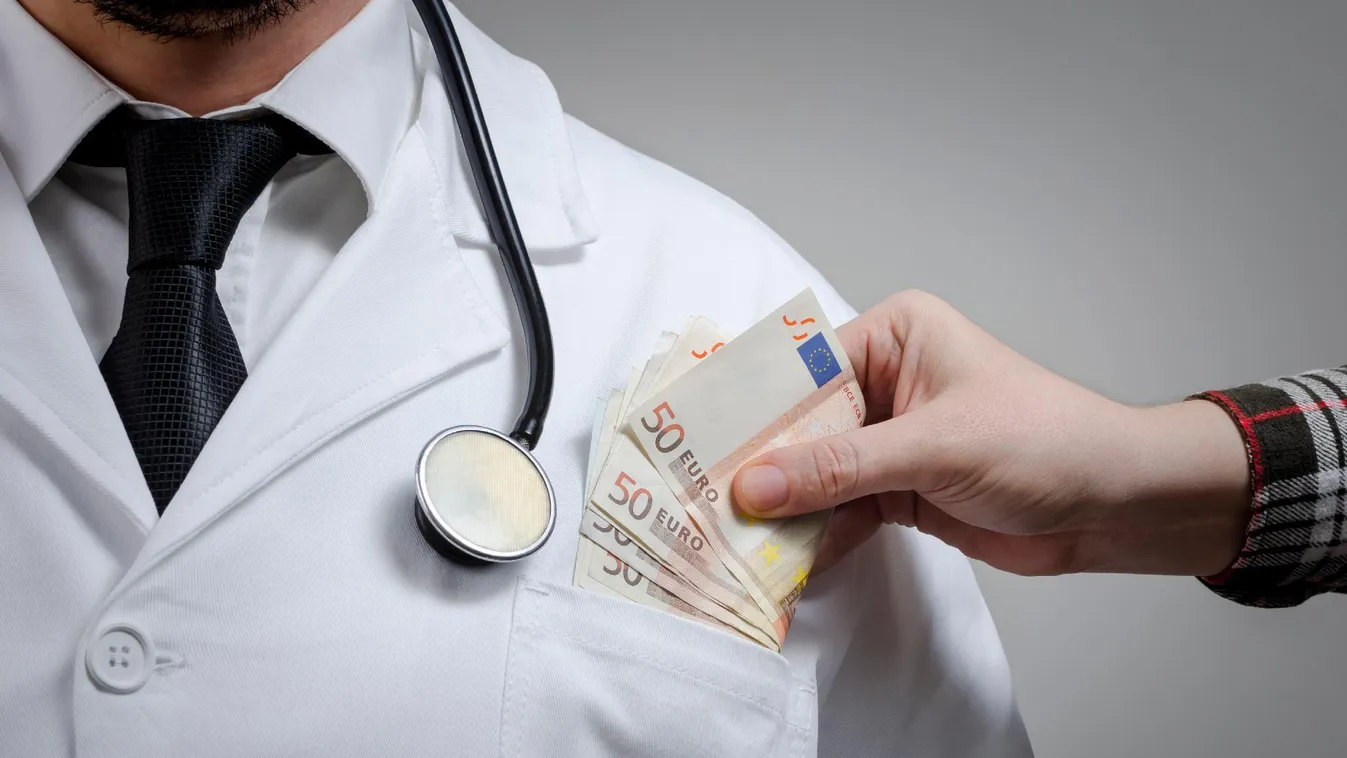 Betegeiktől hálapénzt megkövetelő főorvosokat helyeztek előzetes letartóztatásba