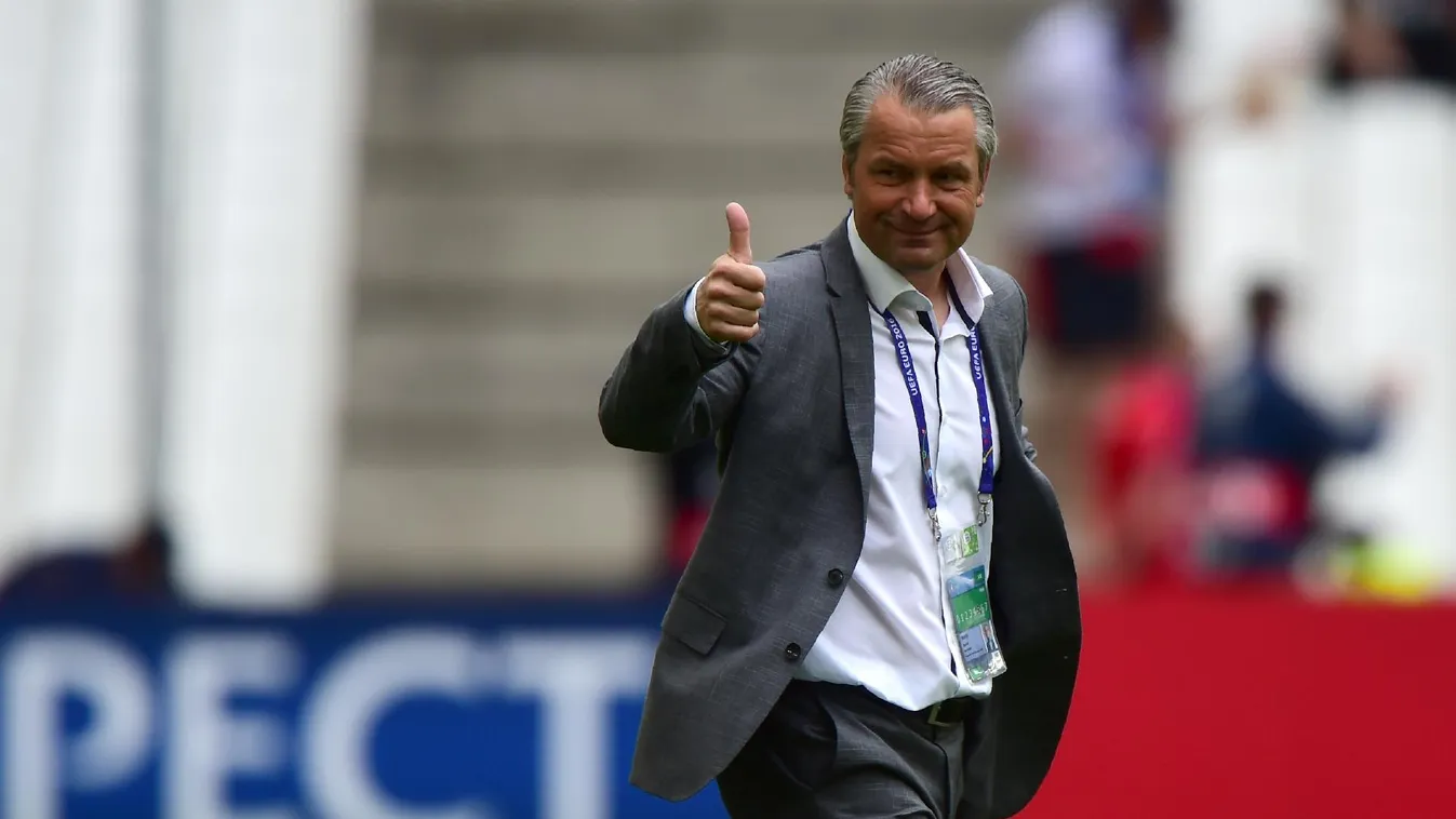 Storcknak meg kellett győznie a játékosokat