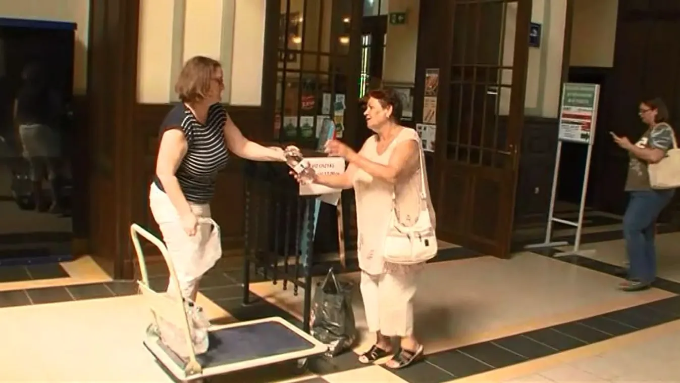 A MÁV és Vízművek is vizet oszt a tikkasztó hőség miatt