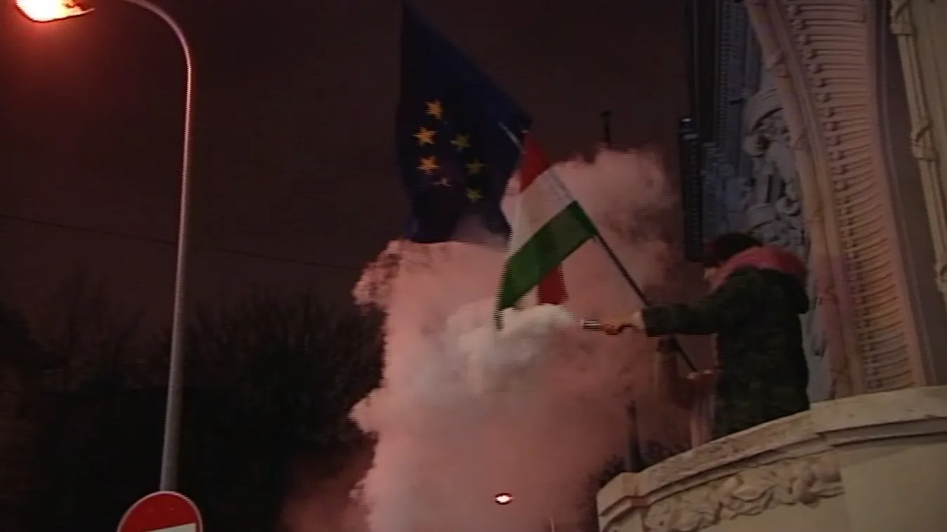 Áttörték egy időre a rendőrkordont a tüntetők