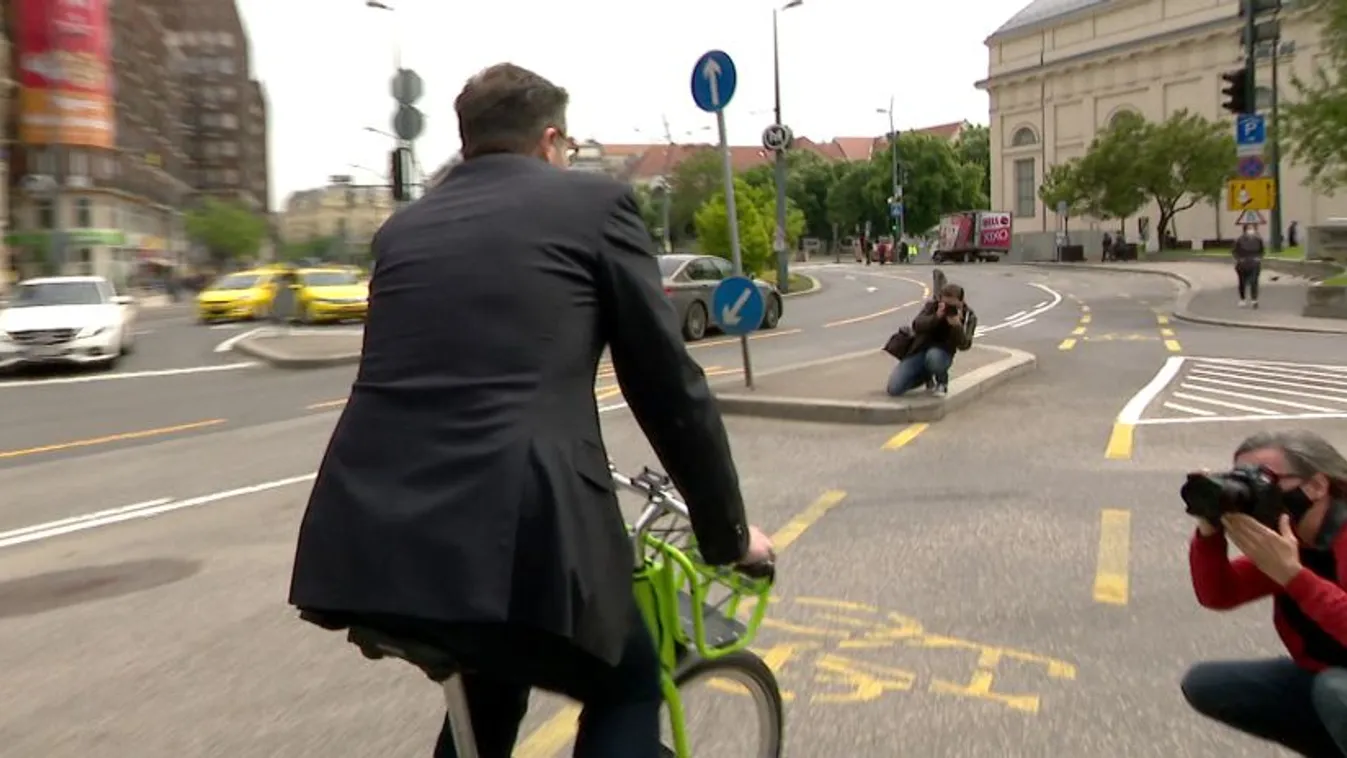 A karók után újabb furcsa megoldással rukkoltak elő Karácsonyék
