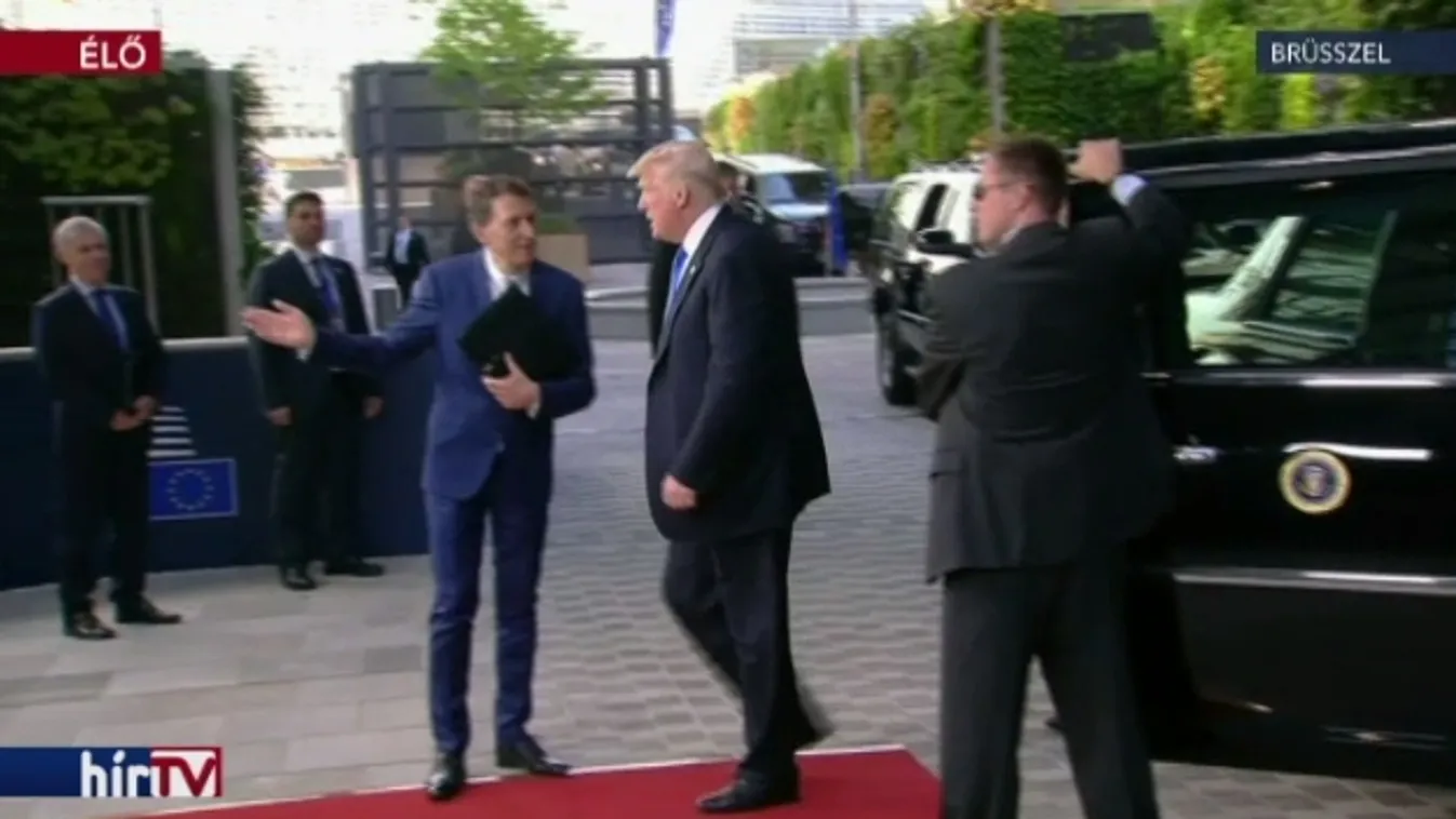 Katonák minden sarkon, elkezdődött a csúcs