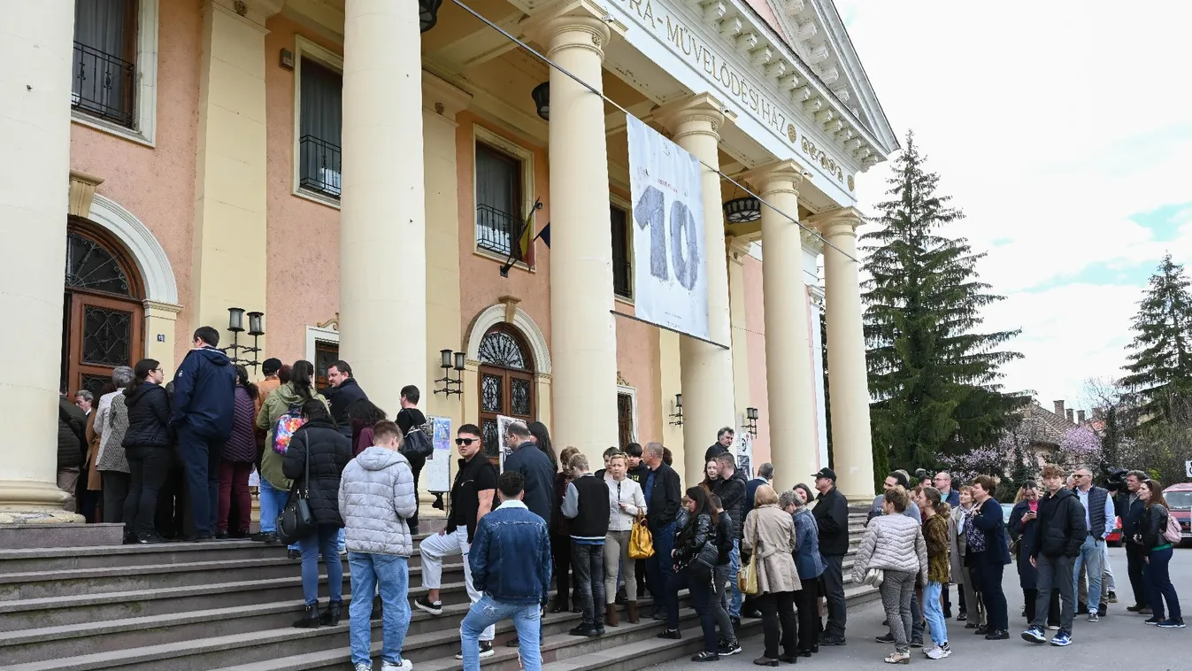 Nagyon népszerű volt a diákok körében a Petőfiről elnevezett országjáró művészeti turné