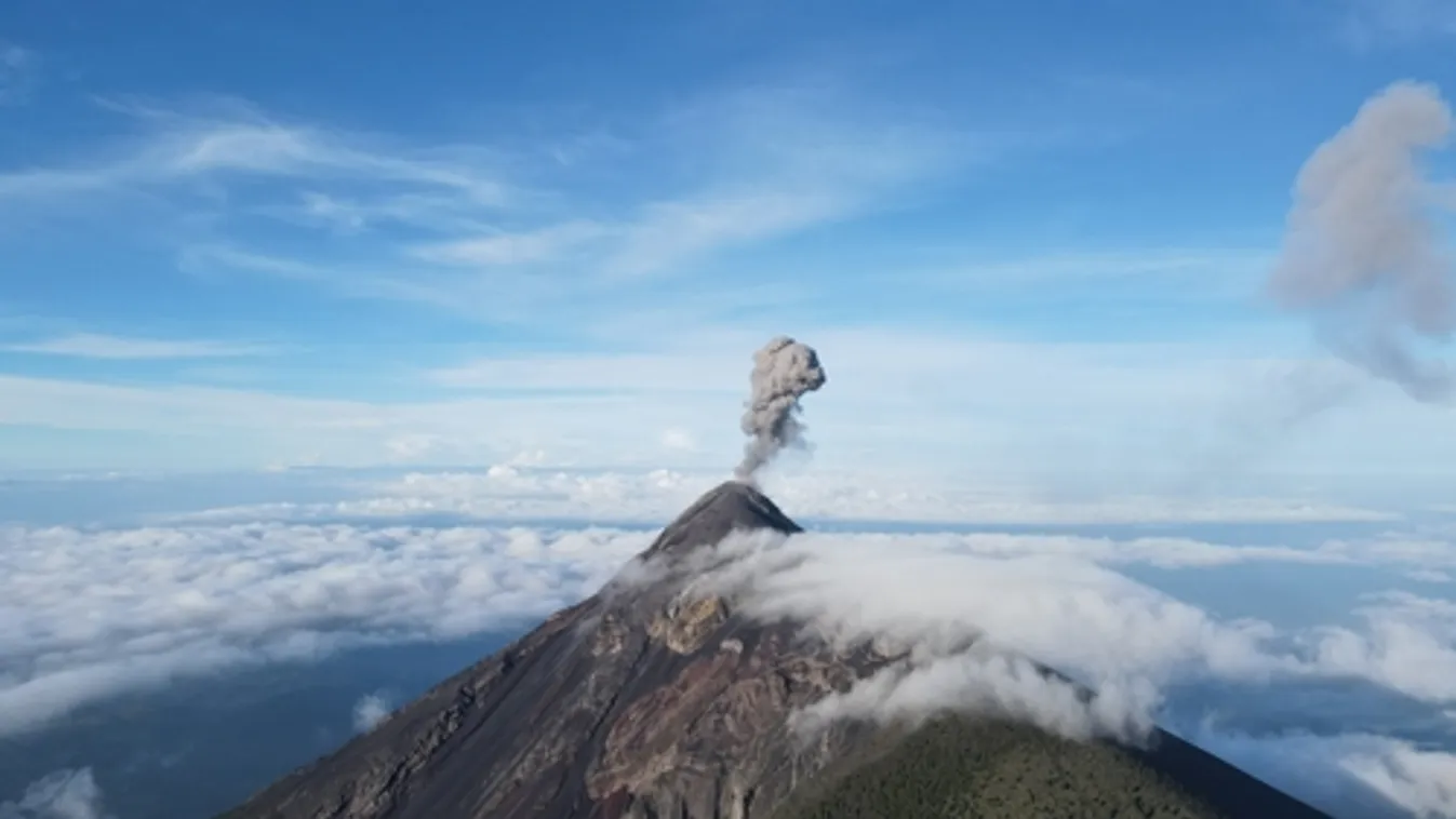 Guatemalában elkezdték kitelepíteni az embereket egy tűzhányó közeléből