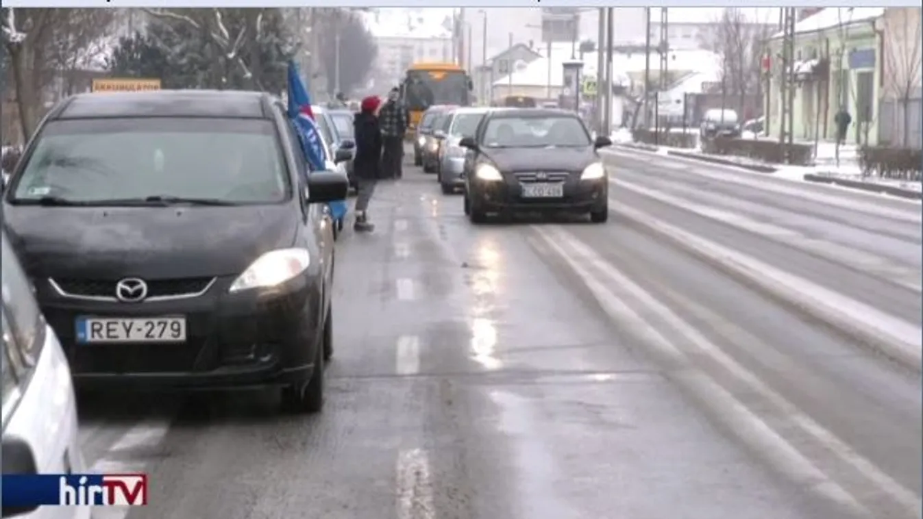 Félpályás útlezárással demonstráltak Nyíregyházán