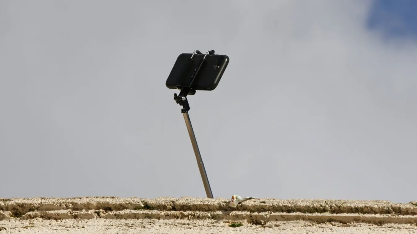 Egy jó selfie-t akartak készíteni, életveszélyesen megsérültek