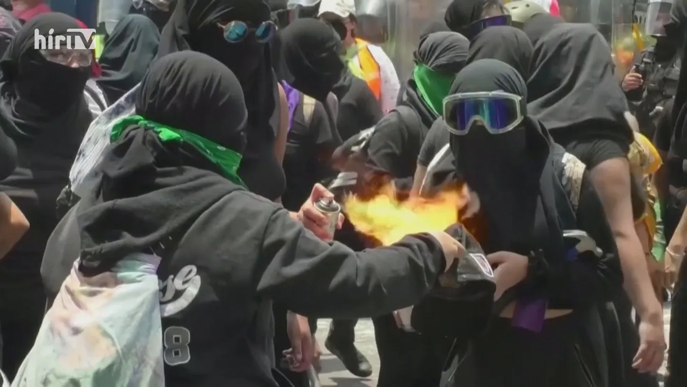 Rátámadtak a kivezényelt rendőrökre a mexikóvárosi nőtüntetésen