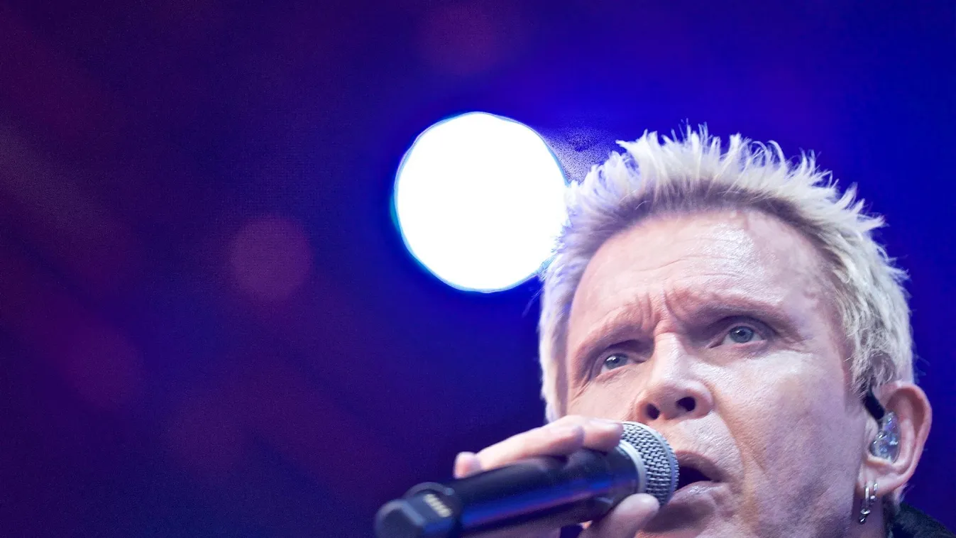 Áll még néhány bálvány!