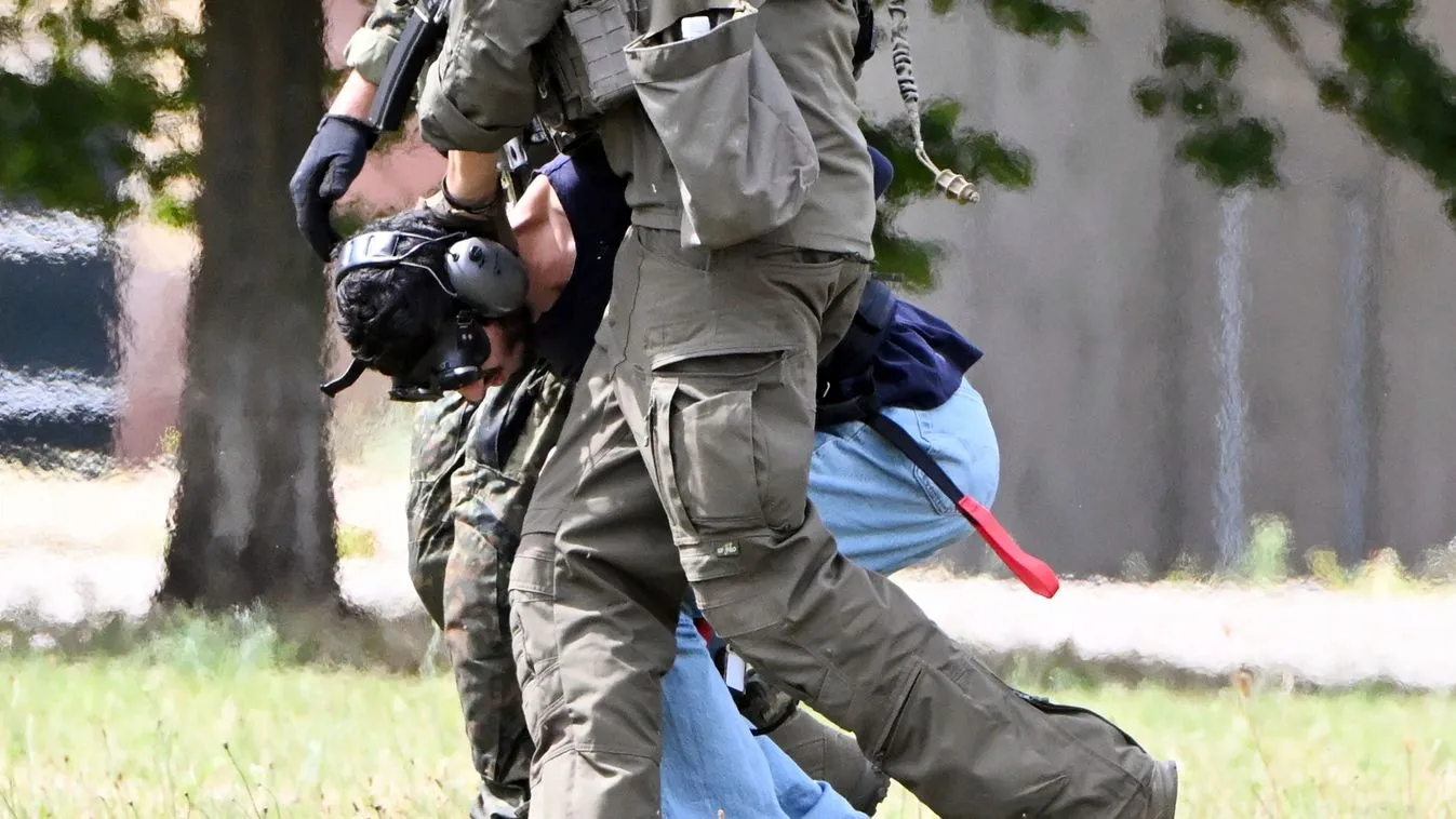 Pöltl Ákos: „A kés ellen nem védekezünk, hanem megpróbáljuk túlélni"