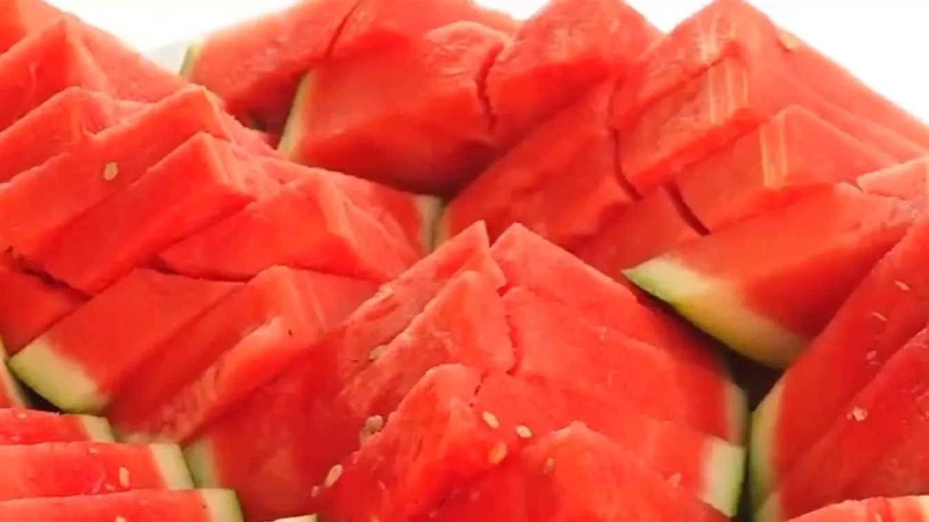 Kóstoltatáson népszerűsítették a dinnyét Pécsen + videó