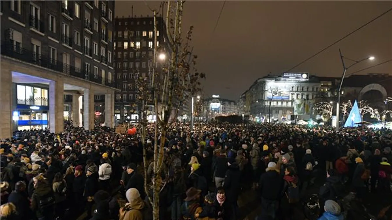 Tüntetés Madách téren