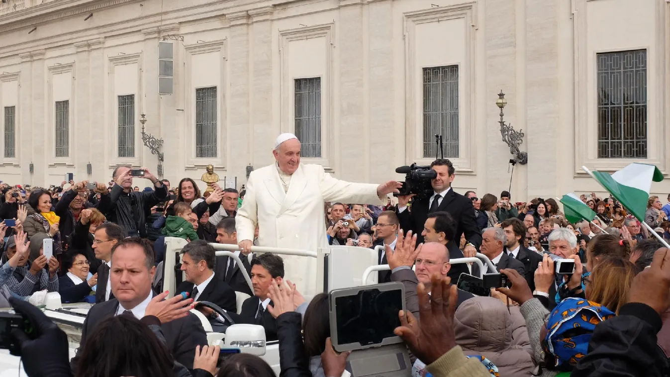Hatalmas tömeg vett rész Ferenc pápa Pápua Új-Guineában tartott miséjén