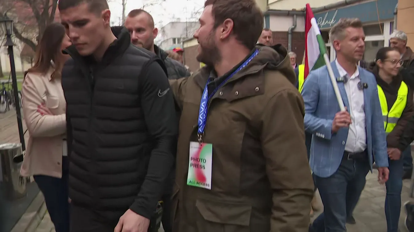 Magyar Péter sorozatosan a HírTV riportereit sértegeti + videó