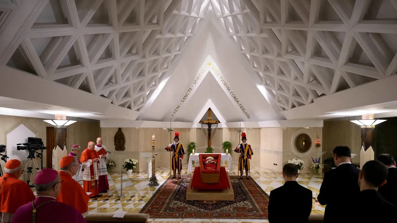 Felravatalozták az elhunyt egyházfőt  + videó