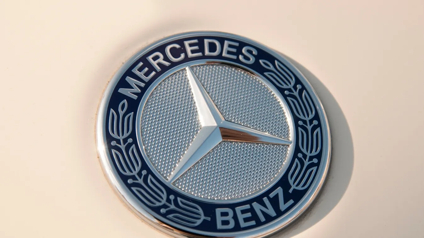 Mercedes-Benz csuklós autóbuszokat adtak át Debrecenben