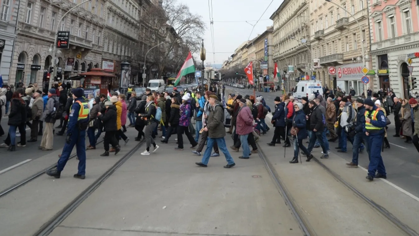 Kipukkadó lufi: Budapest blokádja helyett „majálist” hozott a tüntetés