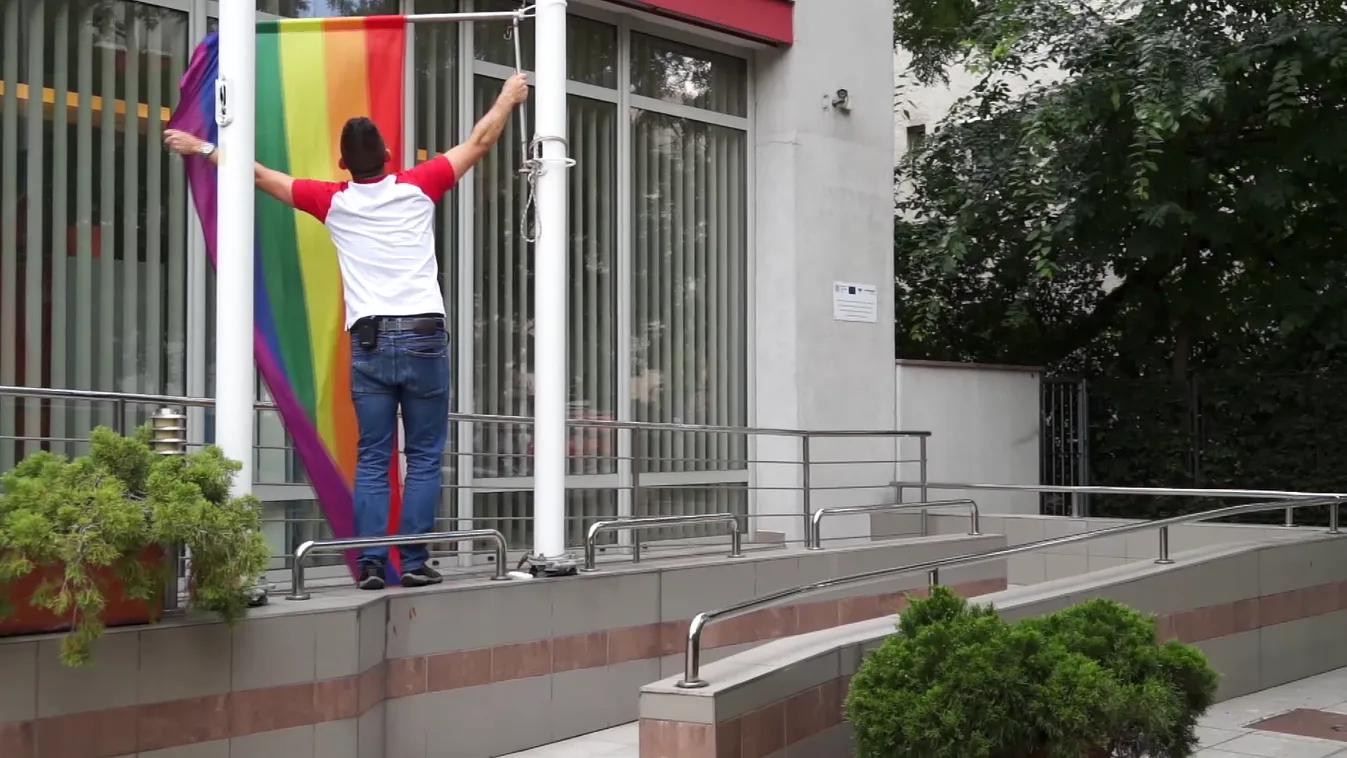 Novák Előd az újbudai városházáról is leszedte a szivárványos zászlót