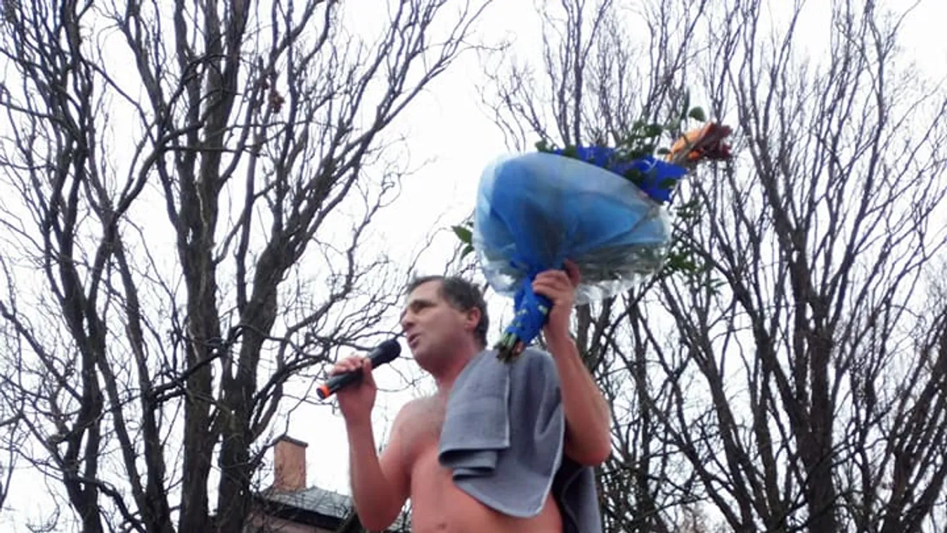 A Jégember újra átúszta a fagyos Tiszát