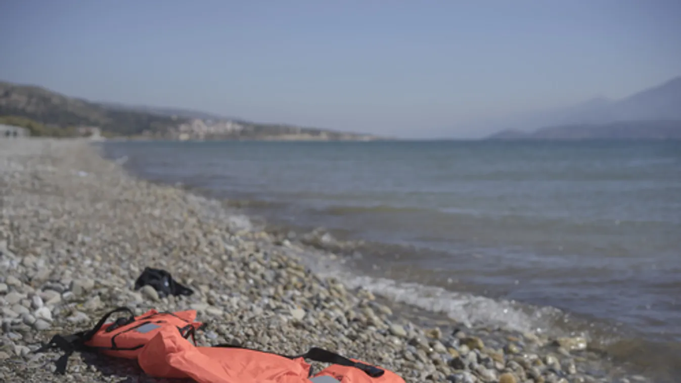 Sok migránst vettek fel egy jachtról Görögország közelében