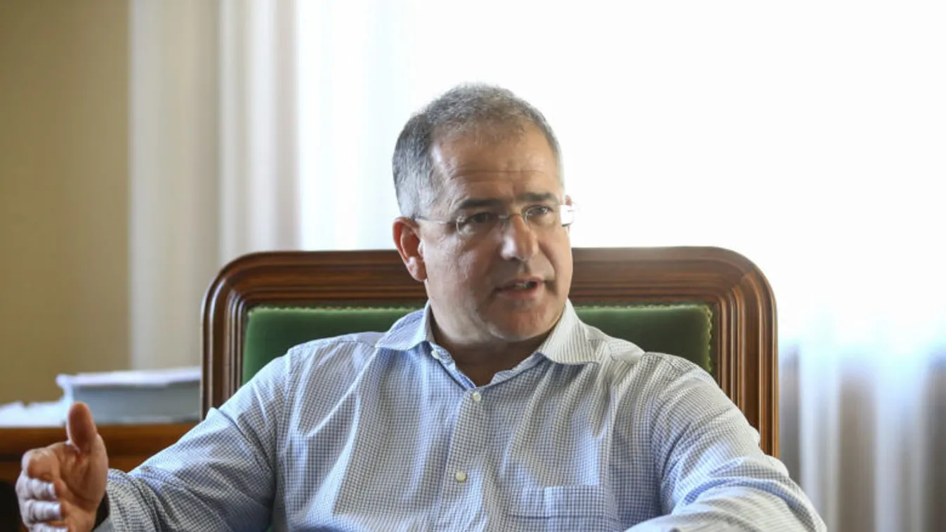 Építkezés és gyűlölködés közül kell választani