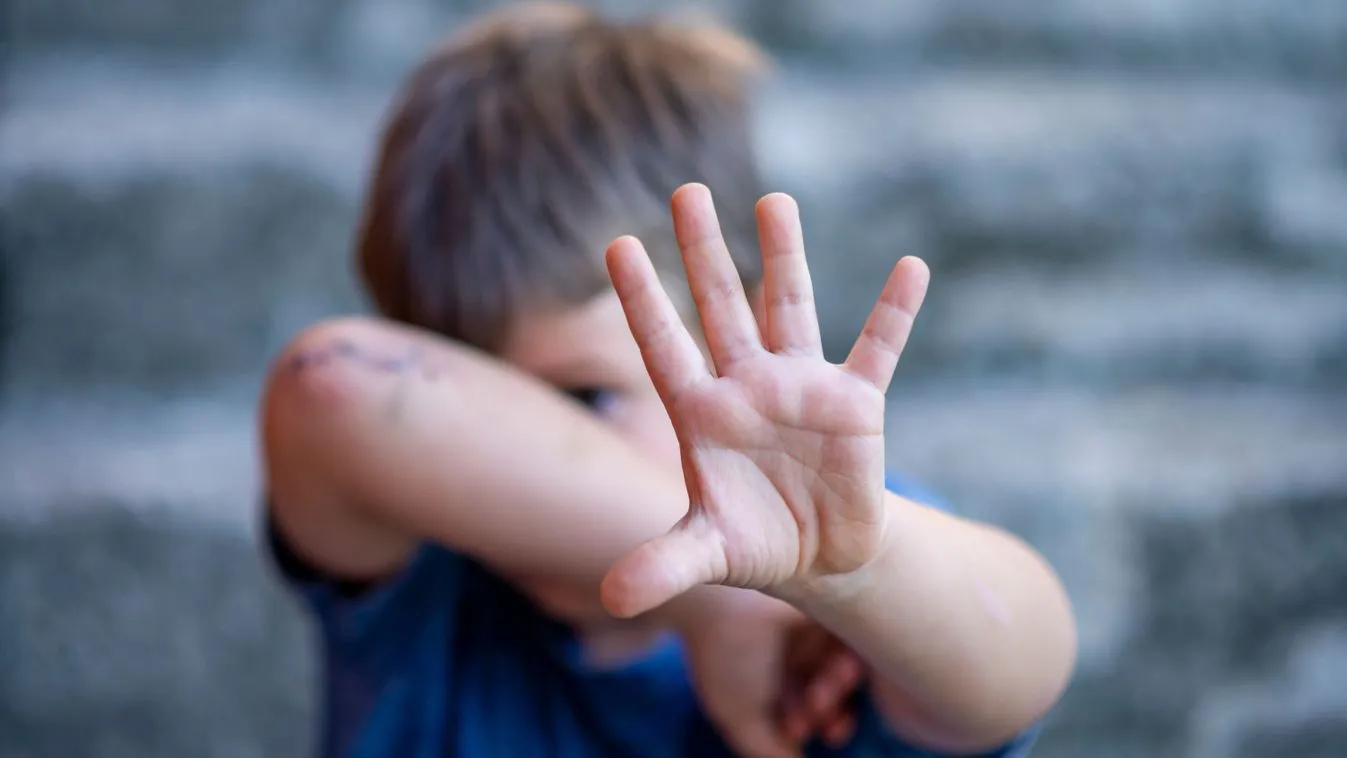 Eljárás indult egy saját gyermekéről pornográf felvételt készítő férfival szemben