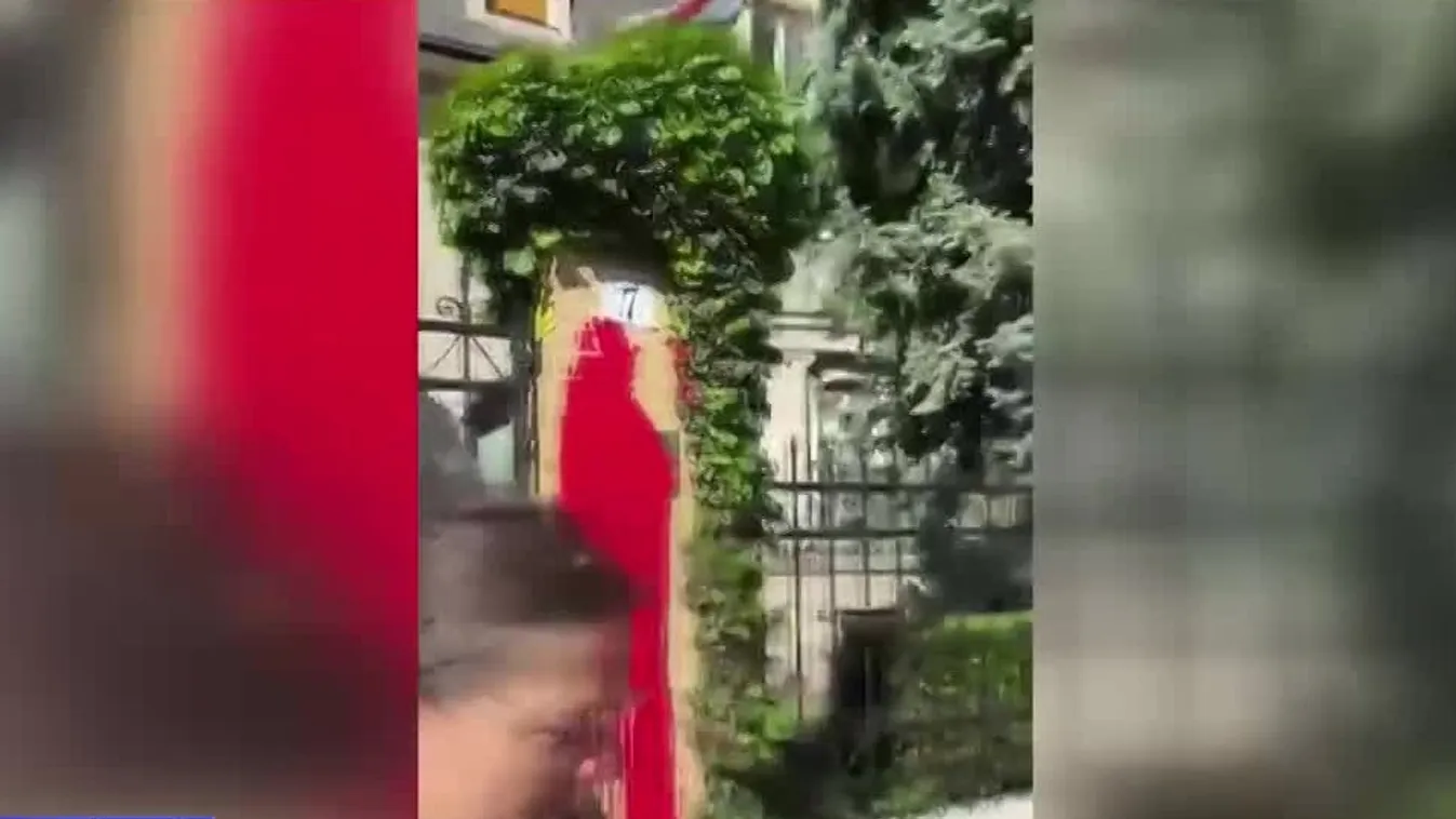 Vörös festékkel öntötte le és blokád alá vette a Szuverenitásvédelmi Hivatalt + videó