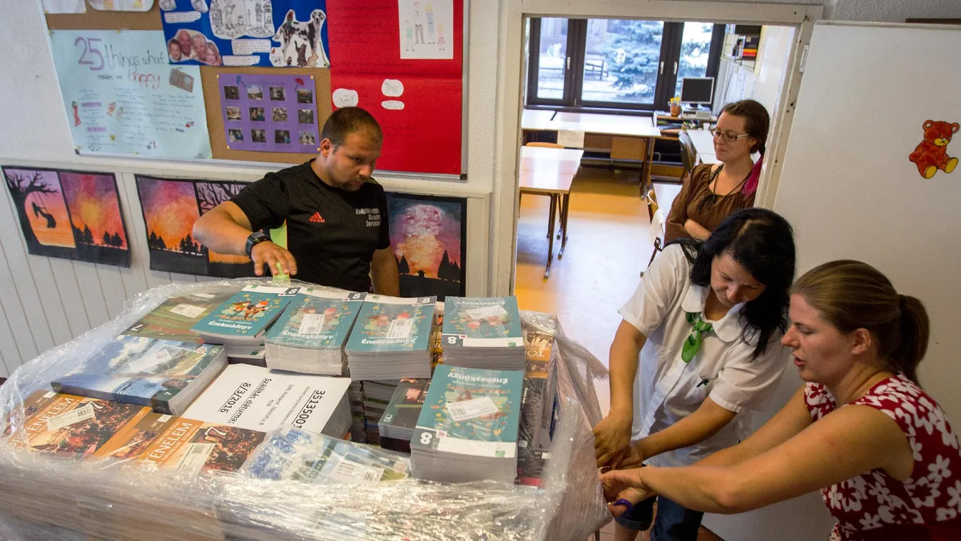 Magyar Posta: minden iskolába időben megérkeztek a tankönyvek