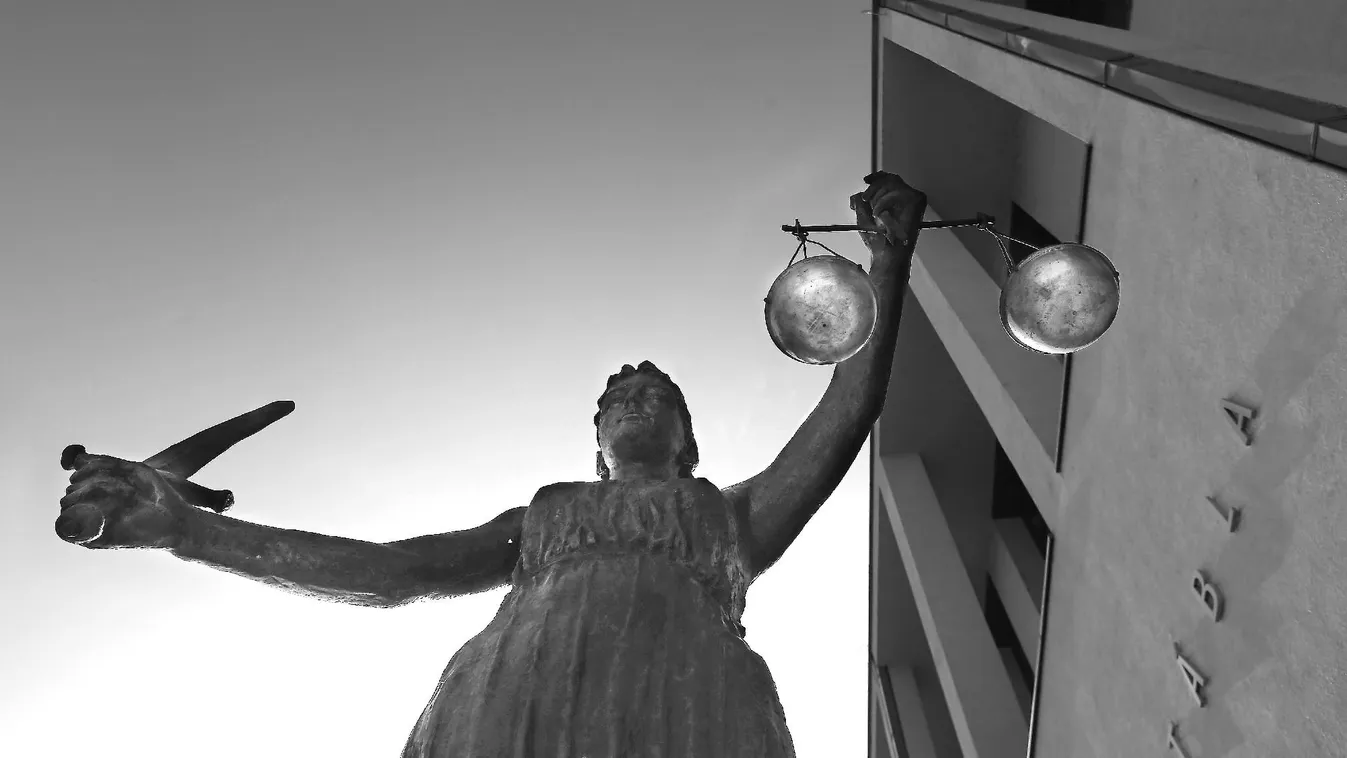 Száznál is több közokirat-hamisítást követettet el, de olcsón megússza