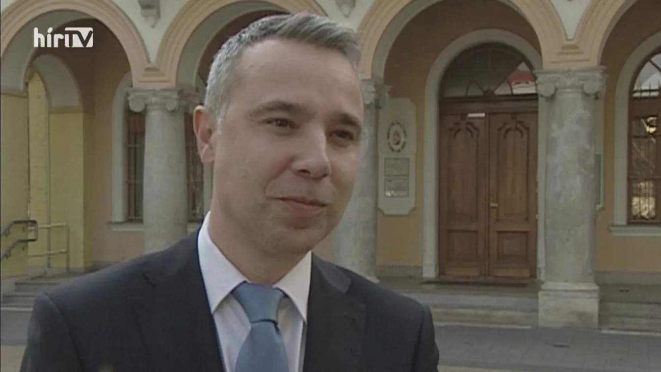 Főhős: Kishalunk Gajda Péter, aki saját kollégáit sem ismeri fel