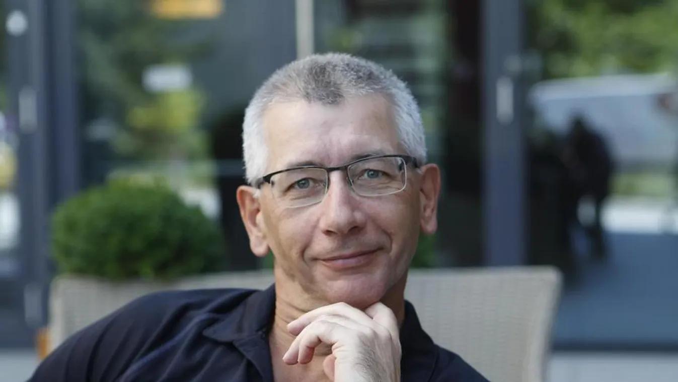 „Ha az érdeke úgy hozza, Orbán Viktor kivezeti az országot az unióból”