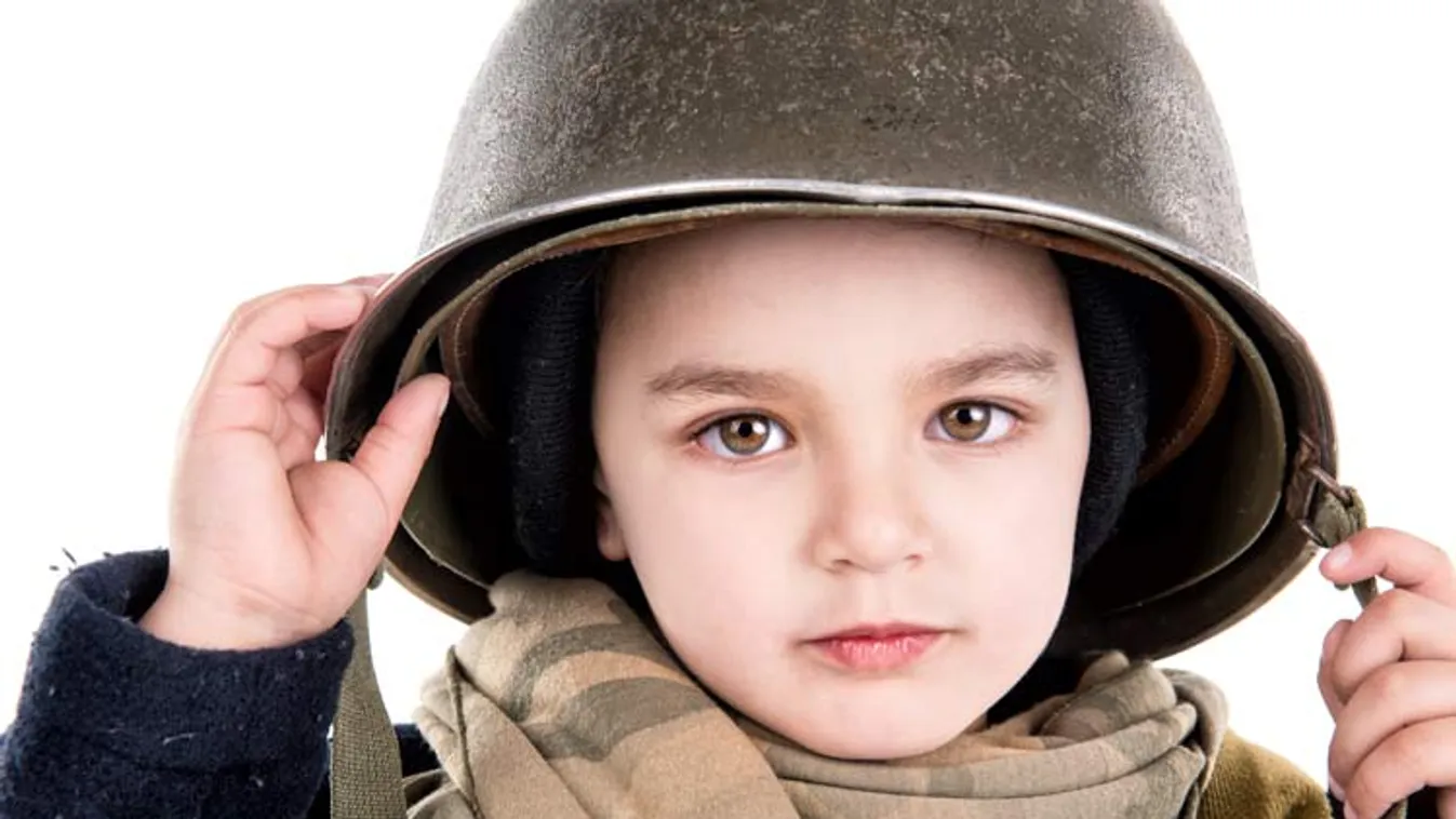 Óvodások masíroztak együtt katonákkal Székesfehérváron