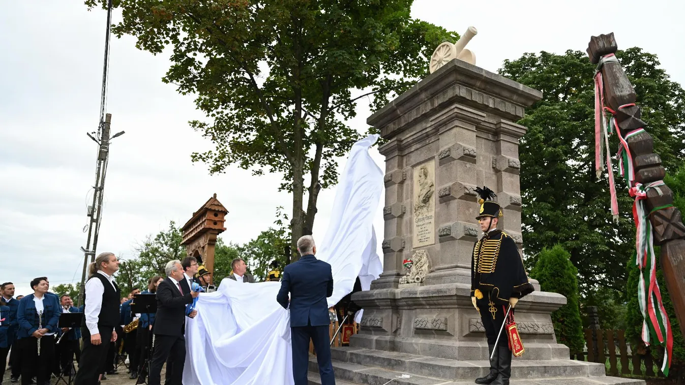 Felavatták Gábor Áron megújult síremlékét