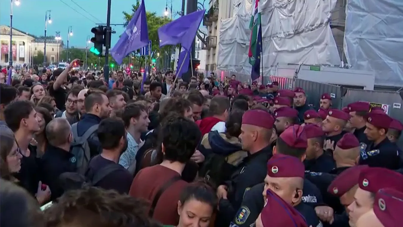 Diáktüntetés a Hősök terén