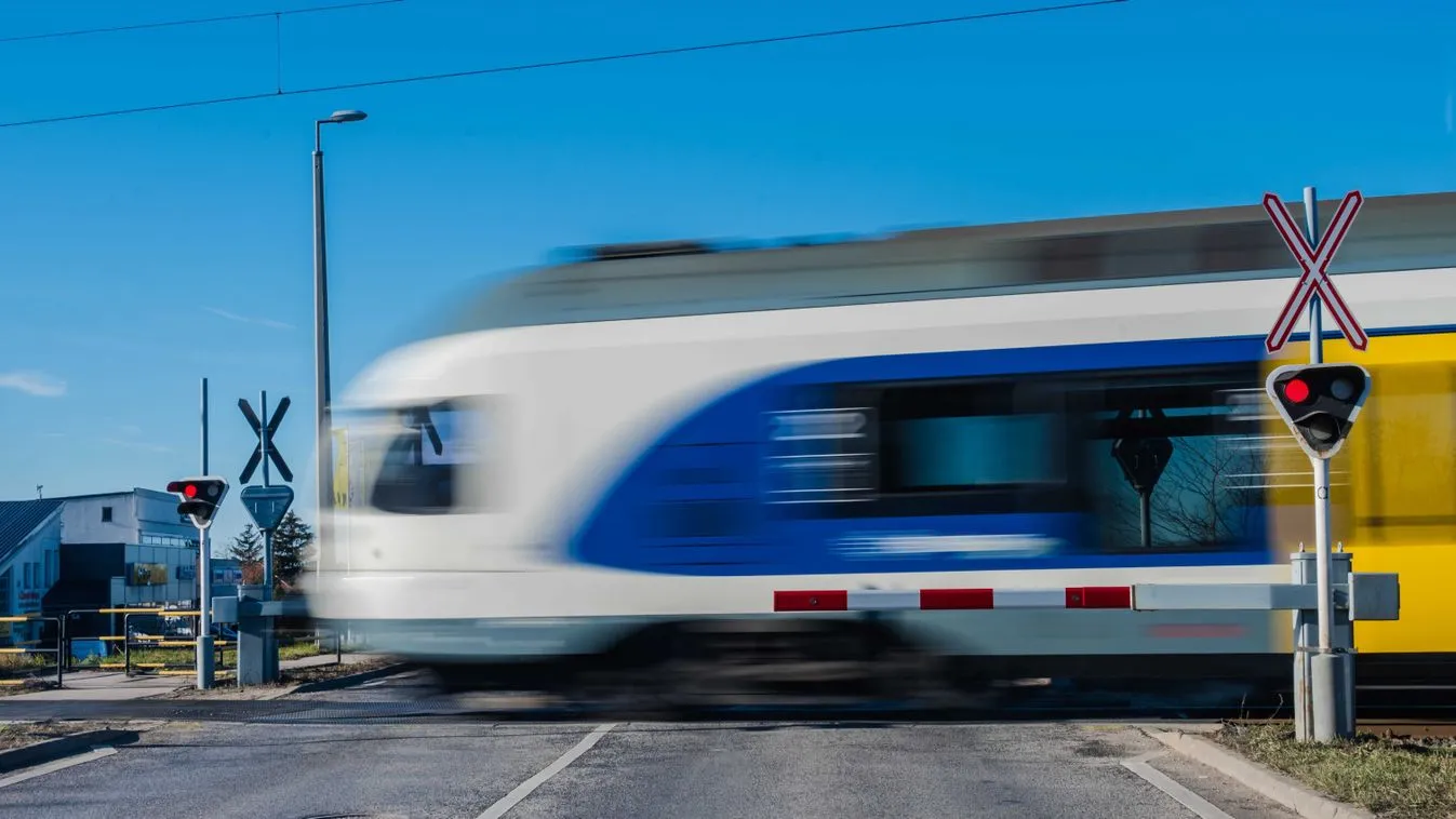 Légkondis buszokkal teszik rendbe a balatoni vasúti mizéria miatti késéseket + videó