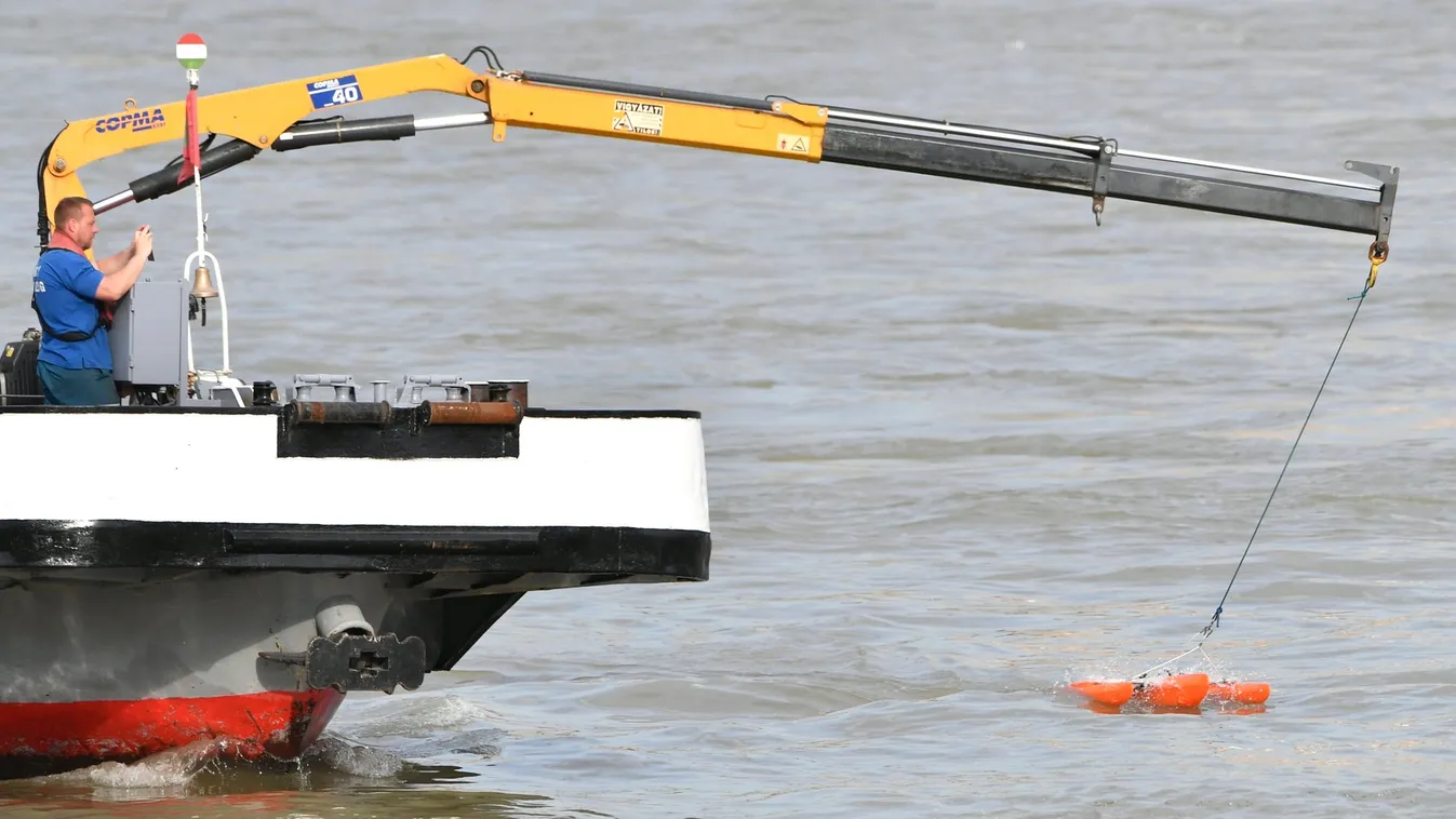 Budapest felé halad a Hableány hajóroncs mentésére érkező Clark Ádám úszódaru